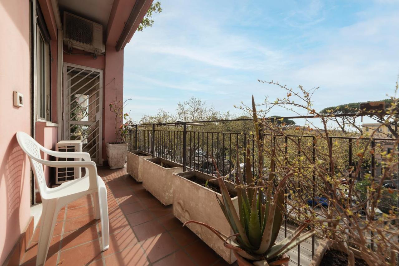 Monteverde Roomy Apartment Sun And Flowers Řím Exteriér fotografie